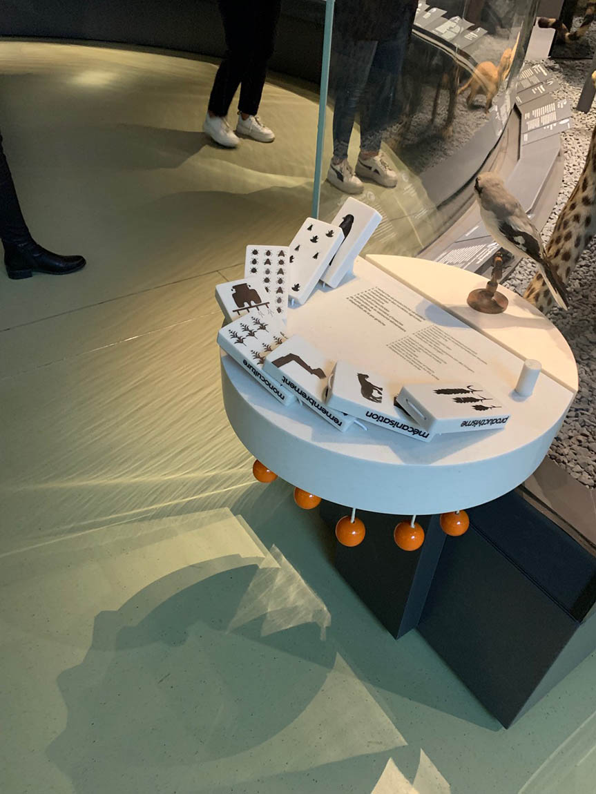 mémoire ouvert avec le dépliant du glossaire posé dessus